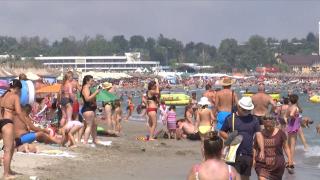 Ultimul weekend din sezonul estival, extrem de aglomerat. Turiştii nu s-au speriat de ploi şi ceaţă şi au luat plajele cu asalt