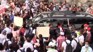 Maşina preşedintelui Mexicului, blocată în trafic de oamenii nemulţumiţi. Şeful statului a plecat după câteva ore şi a refuzat să cheme armata în ajutor