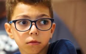 Are doar șapte ani, dar riscă să rămână orb. Eric are nevoie de ajutor să ajungă în Turcia, ca medicii să-i salveze vederea