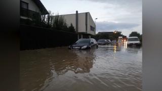 Peste 100 de case inundate după ce un dig s-a rupt, în judeţul Braşov. Oamenii spun că de 4 ani nu a mai plouat atât de tare