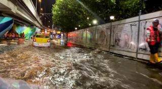 O ploaie torențială de câteva zeci de minute a făcut prăpăd, azi noapte, în Capitală. Calea Văcăreşti s-a transformat în canal navigabil