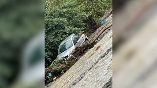 Nouă maşini au fost distruse de un acoperiş căzut, altele au fost luate de ape. Situaţie dramatică în Argeş după furtuna de noaptea trecută