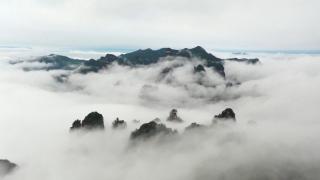 Fenomen meteo fascinant. O "mare de nori" s-a format în munți, într-un parc naţional din centrul Chinei