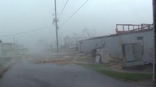 Dezastrul după urganul Ida: Case distruse, copaci şi stâlpi de electricitate la pământ, oameni blocaţi pe case în podurile caselor