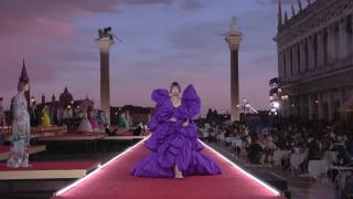 Dolce & Gabbana, prezentare extravagantă pentru noua colecţie plină de culoare