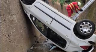 Trei persoane au scăpat ca prin minune, după ce mașina în care se aflau a plonjat de la 4m înălțime într-un canal de scurgere