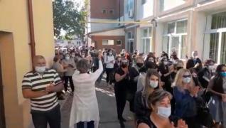 Nu a început şcoala, dar a început scandalul. În Filiaşi, elevii, părinţii şi profesorii au ieşit în stradă: toţi, nemulţumiţi de noul director