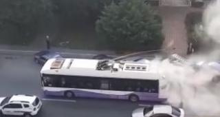 Momente de panică pentru pasagerii unui troleibuz din Timişoara. Vehiculul s-a umplut de fum, în urma unei defecţiuni la motor