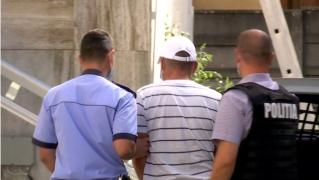 Afaceristul din Târgu Jiu, acuzat că a întreţinut relaţii sexuale cu două minore, a primit arest preventiv. Părinţii sunt în stare de şoc: "M-au întrebat prietenii daca în imagini e fetiţa mea"