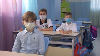 Dilema măştilor permise în şcoli. Ministrul Educaţiei asigură că sunt bune şi cele chirurgicale, şi cele textile