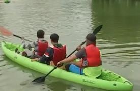 Sportivi în ciuda dizabilităților. Peste 100 de copii dintr-un centru social din Cluj învață să vâslească pe lac, în caiace