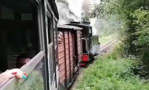 O mocăniţă în care se aflau peste 150 de turişti a deraiat, în Maramureş. Circulaţia feroviară a fost blocată timp de două ore