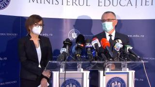 Măştile textile vor fi permise în şcoli, dar în anumite condiţii. Vizierele de protecţie, interzise pentru elevi