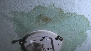 Zeci de oameni din Arad s-au trezit cu apartamentele inundate, după o "reabilitare termică". De frica unui e scurt-circuit, un bărbat a dat jos lustra