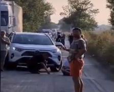 Mai mulţi tineri au blocat calea unui şofer care a vrut să depăşească coloana în Vama Giurgiu. S-au aşezat, pe asfalt, în faţa maşinii şi au început să joace cărţi