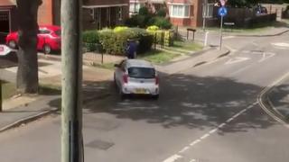 Luat pe capotă după un schimb de replici: Accident neaşteptat surprins într-un orăşel din Anglia