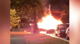 O mașină a ars ca o torță și s-a făcut scrum, într-o parcare din București