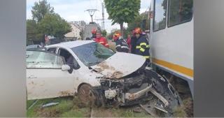 Femei rănite, după ce o şoferiţă a tras stânga de volan şi a ajuns cu maşina sub un tramvai, în Bucureşti