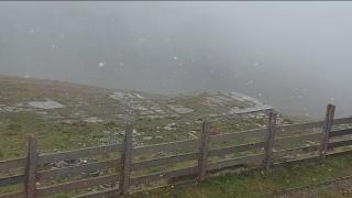 Toamna a adus primii fulgi de zăpadă, în Munţii Bucegi. Localnicii s-au trezit în faţa unui peisaj de vis