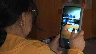 Sute de mame nevoiașe din Brașov, învățate să folosească internetul. La 60 de ani, Dorina nu știa să deschidă o tabletă: "Vreau să pot să îmi ajut copiii"