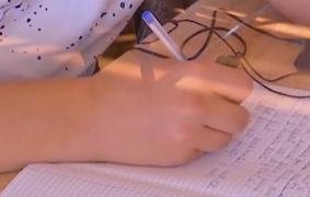 Copiii de peste 12 ani nu pot opta să înveţe online chiar dacă sunt vulnerabili în faţa Covid din cauza unor afecţiuni medicale. Părinţii spun că este discriminare