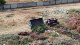 Gropi de gunoaie ilegale, dar cu acordul autorităţilor. Edilul din Suceava a găsit soluţia: ascunderea deşeurilor sub tone de pământ