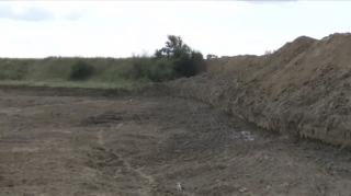 Dezastru ecologic în Suceava. Un munte de gunoi acoperit cu pâmânt chiar pe malul Siretului