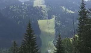 Drumeţii în natură sau plimbări cu telegondola. Mulţi turişti aleg muntele ca destinaţie favorită de vacanţă