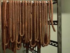 Cârnații de Pleșcoi, nelipsiți din bagajele românilor care se întorc la muncă în străinătate. Investesc sute de lei în afumături