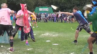 Britanicii se întrec la bătaia cu plăcinte. Cele mai multe puncte sunt oferite celor care îşi ţintesc adversarii direct în faţă