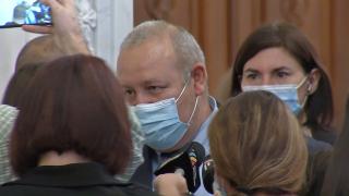 Circ şi înjurături pe holurile din Parlament. Mutările la care a apelat PNL pentru ca Florin Cîţu să rămână premier