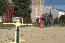 Scene violente la locul de joacă, în Caransebeş: copil aruncat de pe tobogan de propria mamă, de la doi metri înălţime. Incidentul a scos la iveală calvarul prin care trece băiatul acasă