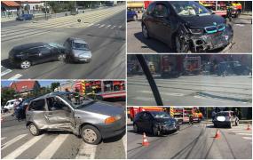 Accident surprins de camerele de supraveghere într-o intersecţie din Timişoara. O persoană a rămas încarcerată