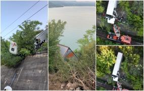 Accident rutier în zona Orşova: Un TIR a rămas suspendat deasupra unei râpe