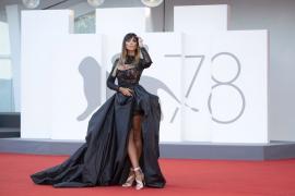 Mădălina Ghenea, comparaţie cu Mister Bean după ce a scăpat din mână un trofeu la Festivalul de Film de la Veneţia