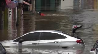 Furia naturii, dezlănţuită în Mexic. Ţara afectată de un seism de 7 şi de inundaţii: bilanţul morţilor creşte de o oră la alta