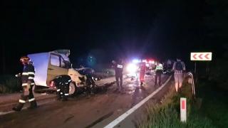 Detalii tulburătoare despre accidentul teribil din Mureş, în care două dube s-au ciocnit frontal: Una dintre victime se afla pe un loc improvizat