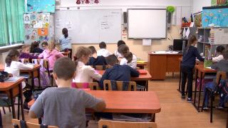 Bucureștenii îşi fac viză de flotant, doar pentru a-și da copiii la școlile bune. Unitățile sunt sufocate, iar profesorii predau în trei schimburi, cu ore scurte