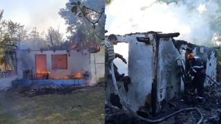 Bătrână salvată în ultima clipă, după ce i-a luat foc bucătăria de vară