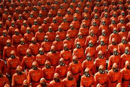 Paradă bizară în Coreea de Nord, în prag de foamete. Cine sunt bărbații care au defilat în combinezoane hazmat si cu măști de gaz