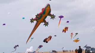 Spectacol impresionant pe litoralul britanic. Zmeie uriașe, ridicate pe o plajă din nord-vestul Angliei