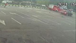 Șoferul care a lovit intenționat cu mașina angajatul unei spălătorii din București este căutat de poliție. Bărbatul a fost dat în consemn la frontieră