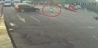 Momentul teribil în care angajatul unei spălătorii este spulberat intenționat cu mașina, în parcarea unui mall din București