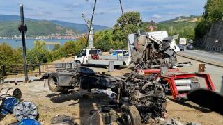 Imagini de la scoaterea din prăpastie a tirului care a rămas suspendat deasupra unei râpe în Orşova