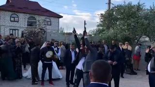Nuntă cu manele şi mitraliere în Republica Moldova. Invitaţii au tras cu pistoale şi Kalașnikov în timp ce Adi Minune cânta