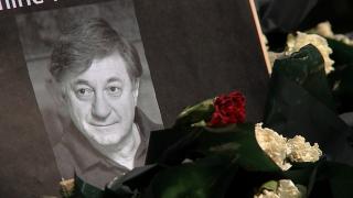 Actorul Ion Caramitru a fost condus pe ultimul drum, în aplauzele fanilor şi apropiaţilor: "Rostirea poeziei prin sufletul şi fiinţa sa erau unice"