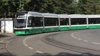 Autorităţile promit tramvaie noi în slujba ieşenilor. Doar două au ieșit până acum pe străzi, spre mirarea celor care nu au întârziat să le pozeze