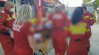 Un copilaș de 3 ani a suferit arsuri pe toată faţa, după ce părinţii au dat foc unor deşeuri vegetale, într-un sat din Iași