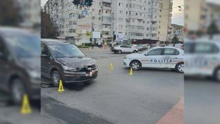Mașină de poliție aflată în misiune, spulberată într-o intersecție din Focșani. Două femei care erau duse la audieri, rănite