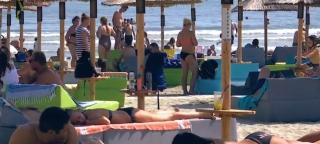 Turiştii au profitat din plin de ultimele zile de plajă. Hotelierii s-au întrecut în oferte